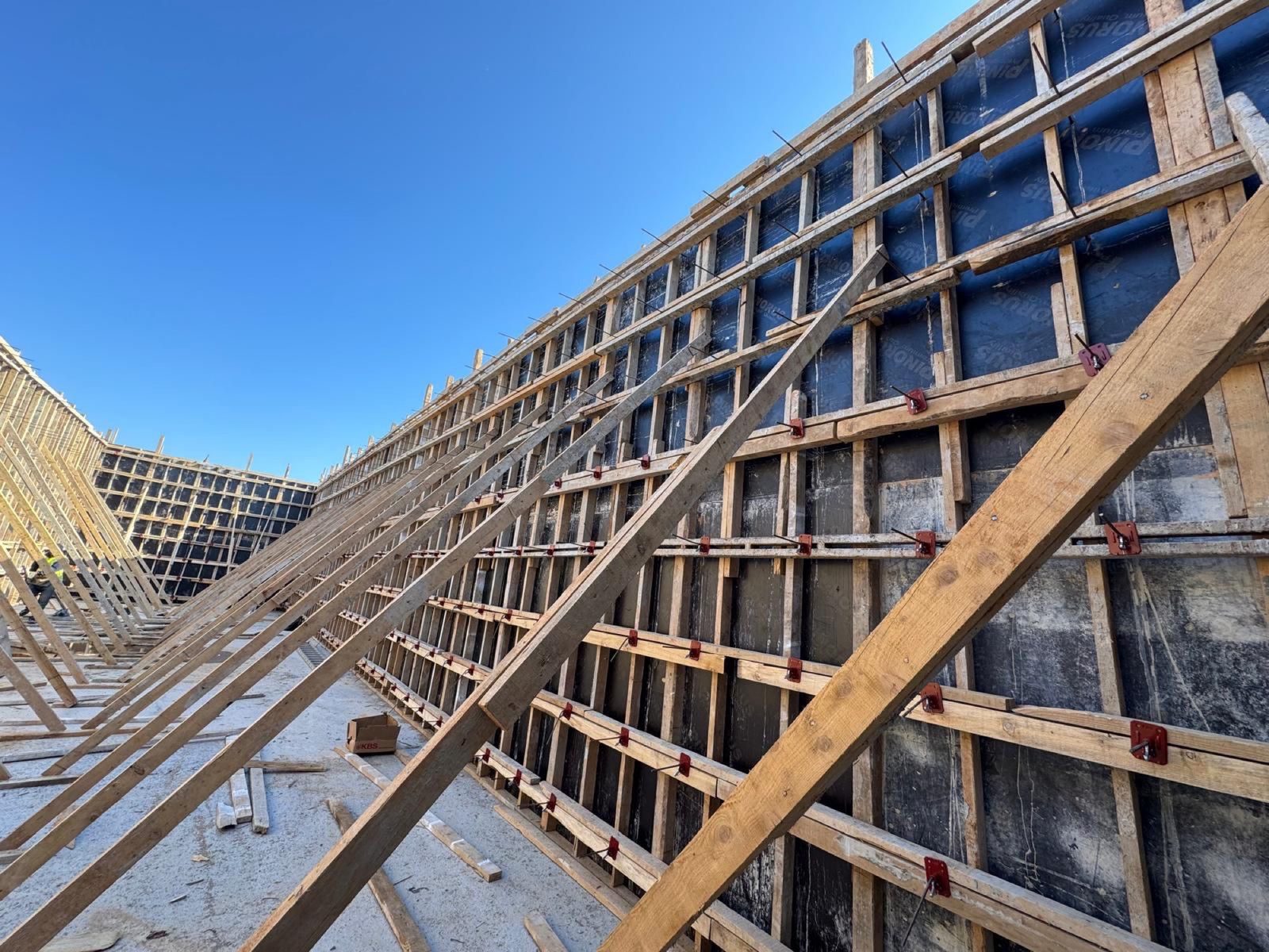 SB Yapı İnşaat şantiyesinde perde beton kalıp uygulaması