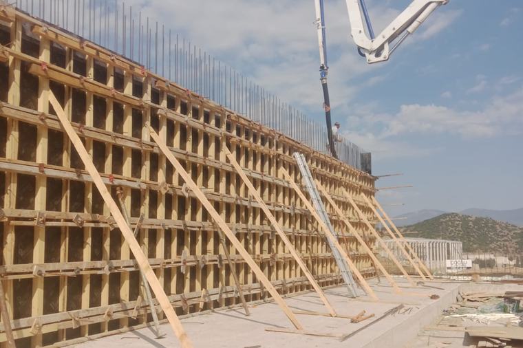 Kalıp uygulaması yapılmış perde beton